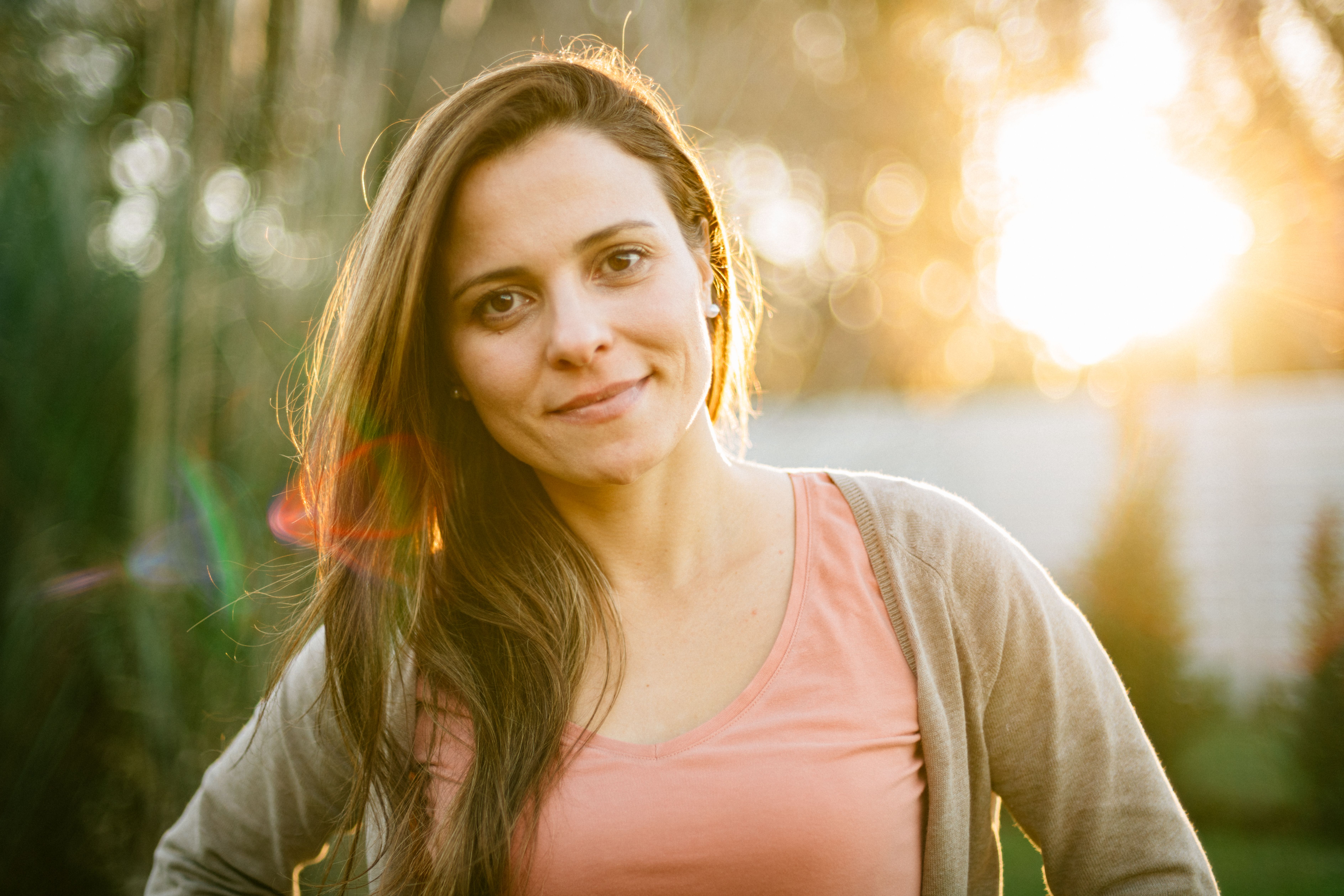 Femme souriant à l’extérieur, illustration d’une approche positive des rencontres.