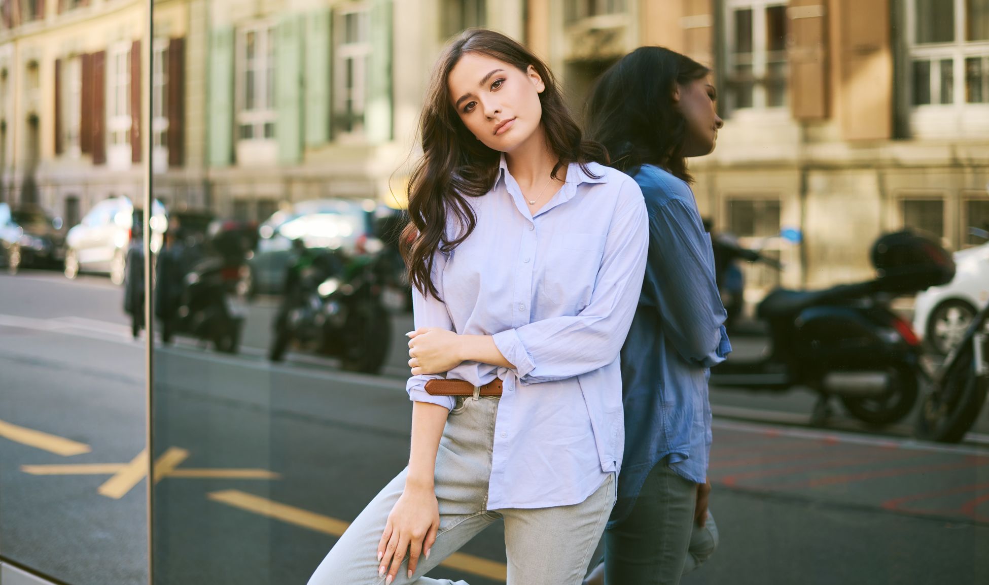 Femme dans un environnement urbain, illustration d’une approche attentive et autonome des rencontres en ligne.